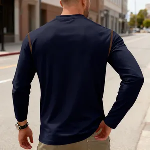 Achteraanzicht van een heren T-shirt met lange mouwen, donkerblauw met stiksels
