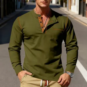 Detail van olijfgroen slim fit Henley-shirt met bruine contrastbiezen en borstzak