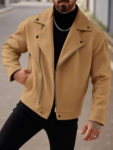 Dettaglio giacca da moto da uomo color cammello con cerniera asimmetrica e revers