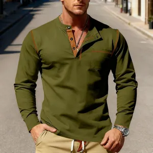 Detail van slim fit heren Henley shirt met lange mouwen in legergroen met contrastsluiting.