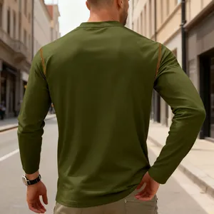 Achteraanzicht van een olijfgroen slim-fit heren Henley-shirt in een stedelijke omgeving
