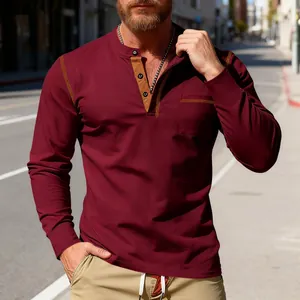 Detailopname van een heren slim fit Henley-shirt in bordeauxrood met contrastdetails aan de kraag