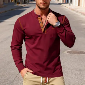 Slim-fit bordeauxrood Henley-shirt voor heren met contrasterende bruine knopenlijst