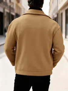 Vista posteriore di una giacca da uomo in lana color cammello stile biker con revers