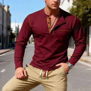 Focus op de contrasterende stiksels en knoopsluiting van een bordeauxrode Henley-shirt