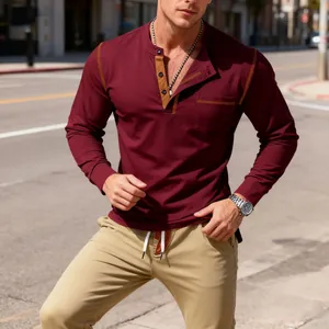 Detailoverzicht van bordeauxrood slim fit Henley-shirt voor heren met contrastkleurig bruin