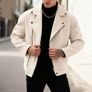 Dettaglio della giacca biker da uomo in lana beige con cerniera diagonale in metallo