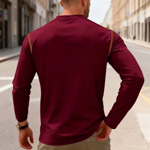 Achteraanzicht van bordeauxrood Henley-shirt met lange mouwen en contrast schouderband.