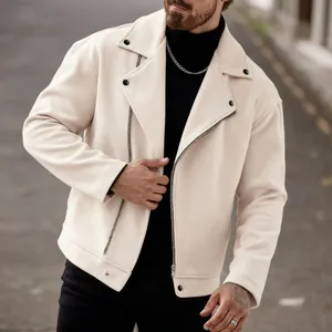Dettaglio di una giacca biker da uomo in lana color crema con cerniera diagonale.