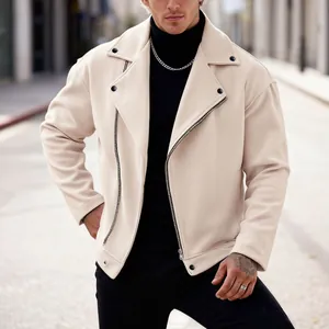 Dettaglio giacca da uomo in lana beige stile biker con cerniera diagonale e revers
