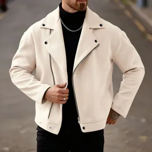 Vista dettagliata della giacca da motociclista beige da uomo con zip asimmetrica e revers