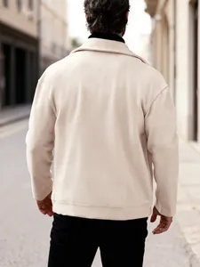 Vista posteriore dettagliata della giacca casual da uomo in lana beige con revers
