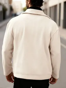 Vista posteriore dettagliata di una giacca di lana beige da uomo in stile biker chic
