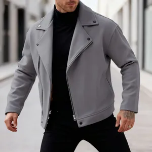 Dettaglio di giacca in lana grigia da uomo stile biker con zip diagonale alla moda