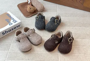 Detailaufnahme von warmen Filz-Clogs für Kinder mit kuscheligem Fleecefutter