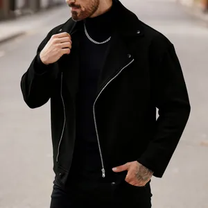 Dettaglio della giacca da motociclista nera da uomo in lana con revers e zip diagonale.