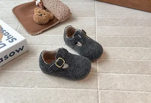Nahaufnahme von grauen Kinder-Filzschuhen für den Winter mit warmem Fleecefutter