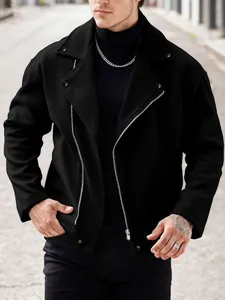 Dettaglio giacca da moto nera da uomo con cerniera diagonale e collo con ampi revers.