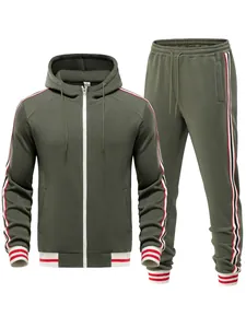 Detailansicht eines dunkelgrünen Herren-Trainingsanzugs mit Kapuze und Streifendesign.