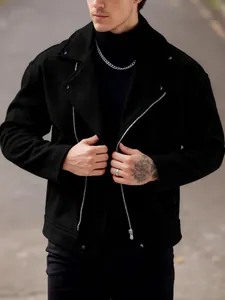 Dettaglio giacca biker uomo in lana nera con cerniera diagonale argento e colletto a rever.