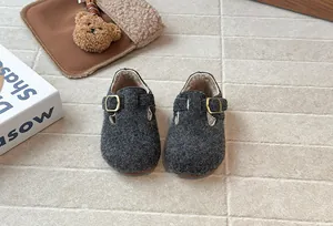 Detailansicht von grauen Kinder-Filzschuhen im Birkenstock-Stil mit warmem Fleecefutter.