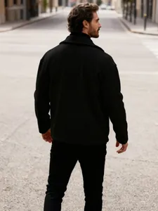 Vista posteriore dettagliata della giacca di lana nera da uomo stile moto in città