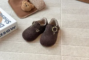 Nahaufnahme der braunen Retro-Filz-Birkenstock-Schuhe für Kinder mit warmem Futter