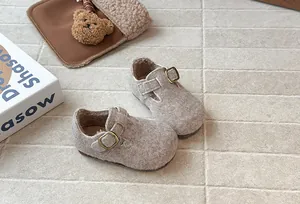 Detailansicht von Kinder-Filzschuhen mit warmem Fleecefutter und verstellbarer Schnalle.