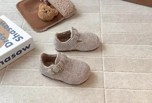 Detailaufnahme warmer Retro-Filz-Clogs für Kinder mit weichem Plüschfutter und Schnalle