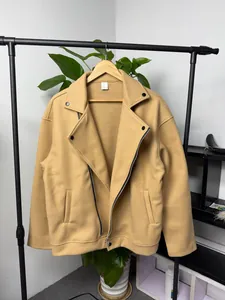 Elegante giacca da moto da uomo color cammello con zip asimmetrica e collo a rever