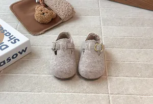 Gemütliche Filz-Kinderschuhe mit warmem Plüschfutter und verstellbarer Schnalle