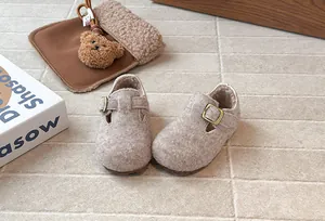 Nahaufnahme gemütlicher Retro-Filzclogs für Kinder mit warmem Fleecefutter und Schnalle.