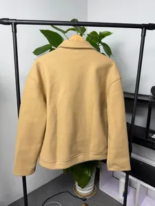 Vista posteriore dettagliata di una giacca di lana beige classica da uomo vestibilità relax