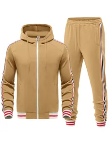 Vorderansicht eines hochwertigen Herren-Trainingsanzugs in Camel mit Seitenstreifen.