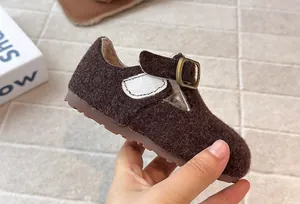 Detailansicht der braunen Kinder-Filzschuhe mit warmem Fleecefutter und Schnalle