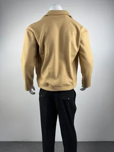 Vista posteriore dettagliata di una giacca da moto da uomo in lana color beige cammello