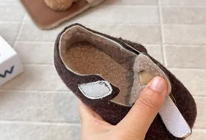 Nahaufnahme des warmen Fleecefutter und Klettverschluss am Filzschuh für Kinder