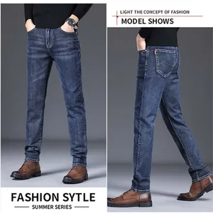 Vista dettagliata che mostra il profilo anteriore e laterale dei jeans blu scuro
