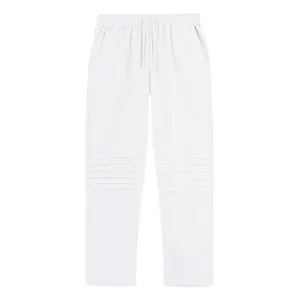Vista dettagliata dei pantaloni in lino bianco da uomo con pieghe sulle ginocchia