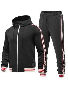 Detail des schwarzen Herren-Trainingsanzugs mit rot-weißen Streifen an den Ärmeln