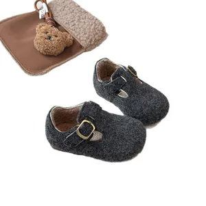 Vintage graue Filzschuhe für Kinder mit warmem Fleecefutter und süßer Bären-Tasche