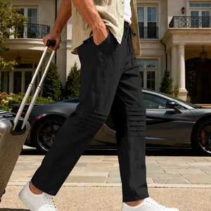 Dettaglio dei pantaloni casual da uomo in lino nero con pieghe alle ginocchia e vestibilità comoda