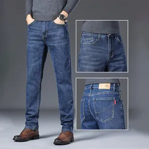 Dettagli ravvicinati dei jeans in denim blu da uomo, vestibilità slim e gamba dritta