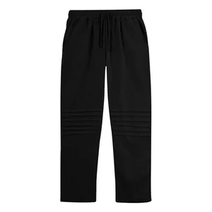 Dettaglio dei pantaloni casual in lino traspirante da uomo con pieghe sulle ginocchia e laccio.