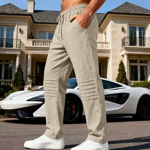 Pantaloni da uomo in lino beige con dettagli pieghettati sulle ginocchia vista villa