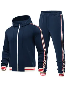 Herren Trainingsanzug Set in Marineblau mit sportlichen roten und weißen Seitenstreifen
