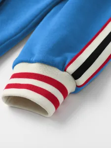 Detailaufnahme eines blauen Sweatshirt-Ärmels mit gestreiften Rippbündchen