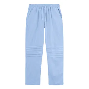Dettaglio pantaloni in lino azzurro da uomo con coulisse e dettaglio gambe pieghettate.