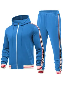 Detailansicht eines blauen Herren-Trainingsanzugs mit dekorativen Seitenstreifen.