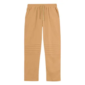 Dettaglio pantaloni casual da uomo in lino con coulisse e pieghe sulle ginocchia.